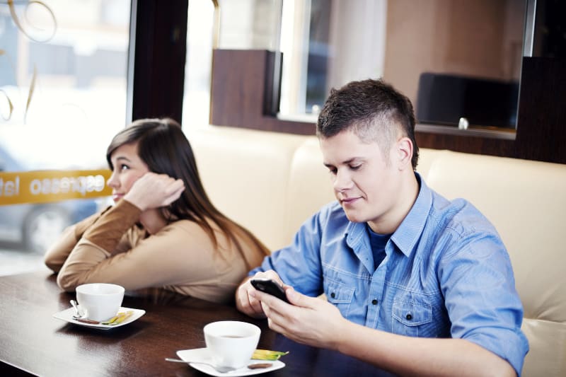 Mann hält Telefon am Datum