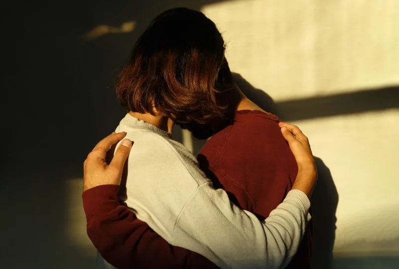 Mann und Frau umarmen sich(1)