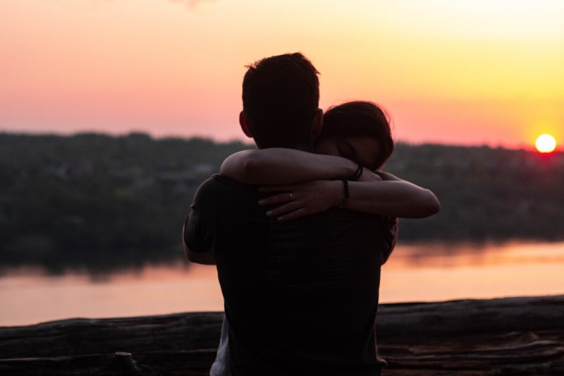 4 Dinge, die du durch die Art herausfinden kannst, wie ein Mann dich umarmt