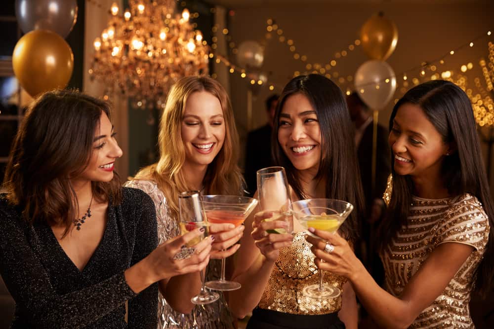 Vier lächelnde Frauen genießen eine Nachtparty