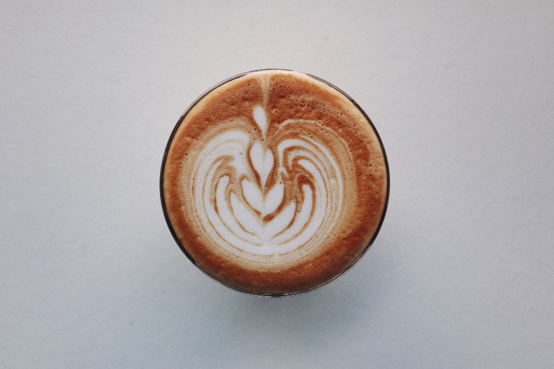 braune und weiße Keramikschale mit herzförmigem Kaffee