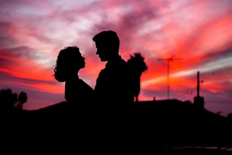 ein Paar, das sich in der Abenddämmerung in die Augen schaut