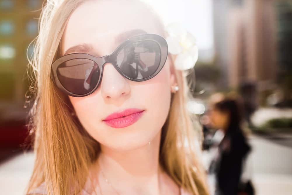 ein Porträt einer schönen Blondine mit Sonnenbrille