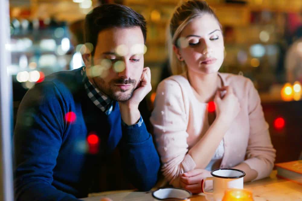 ein trauriges Liebespaar, das in einem Café sitzt