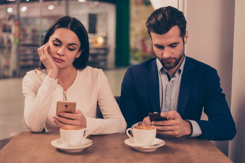 gelangweiltes Paar im Café
