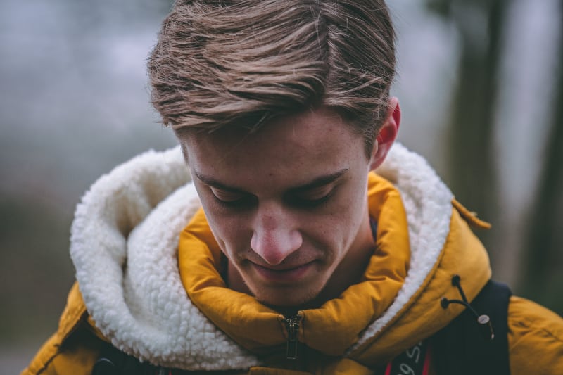 Mann trägt Hoodie lächelnd