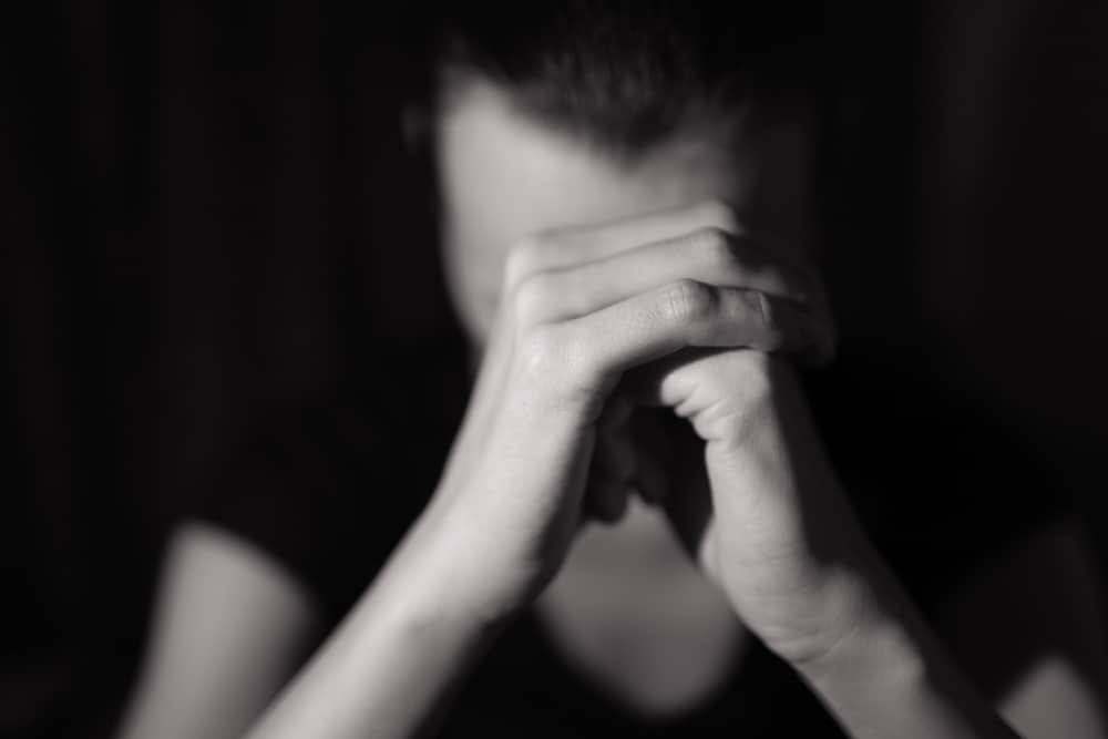 ein Schwarzweißfoto einer Frau unter Stress