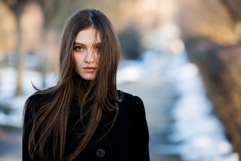 ein langhaariges Mädchen mit dem Wind im Haar