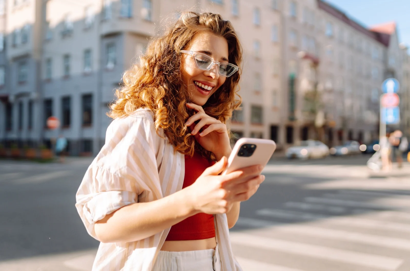 frau mit ihrem handy