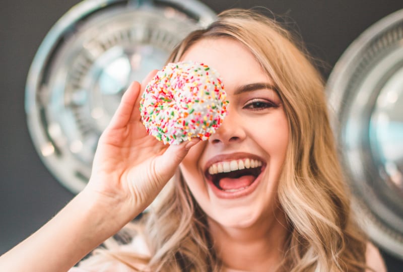 glückliches Mädchen mit einem Kuchen in der Hand