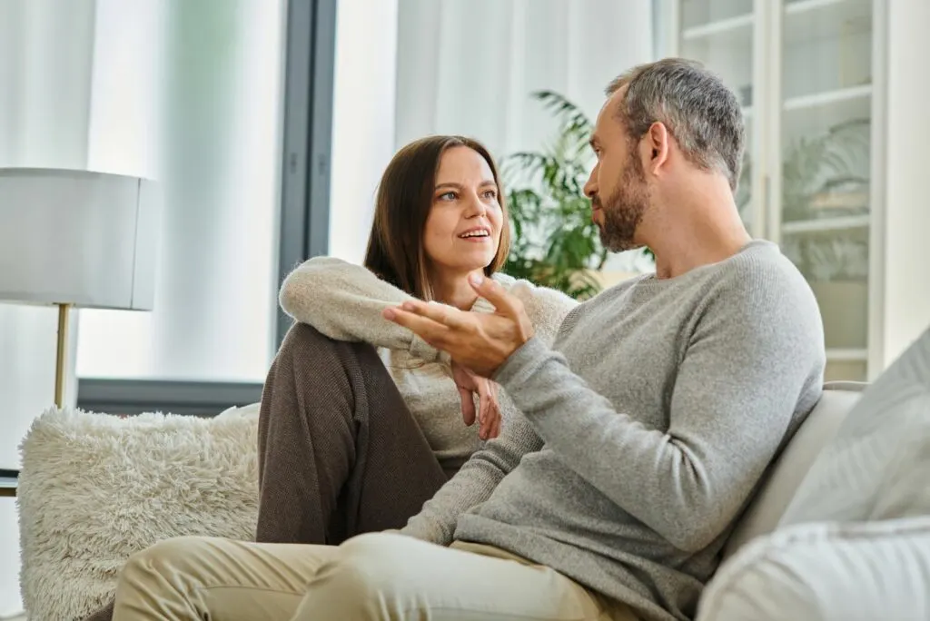 Die Frau sitzt neben dem Mann, waehrend sie reden