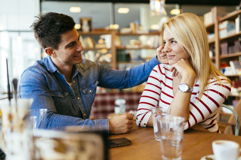 Ein Paar flirtet in einem Restaurant