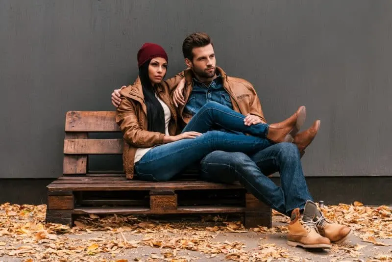 Ein Mann und eine Frau sitzen auf einer Bank