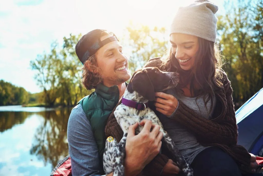 ein Mann und eine Frau mit einem Hund