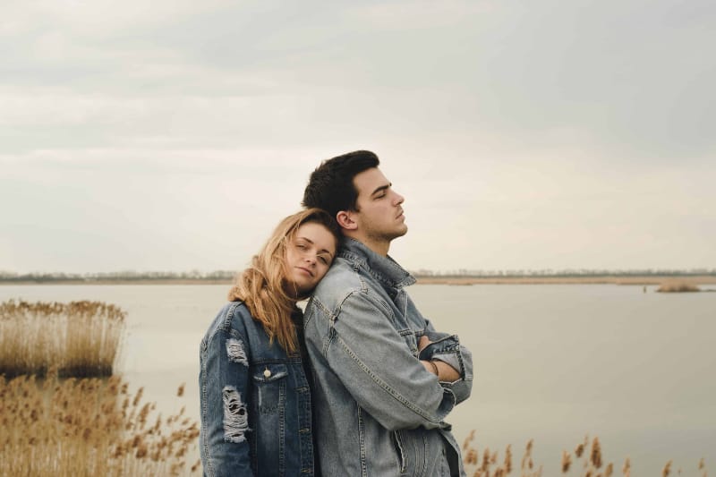 Ein Mann und ein Mädchen stehen am See(1)