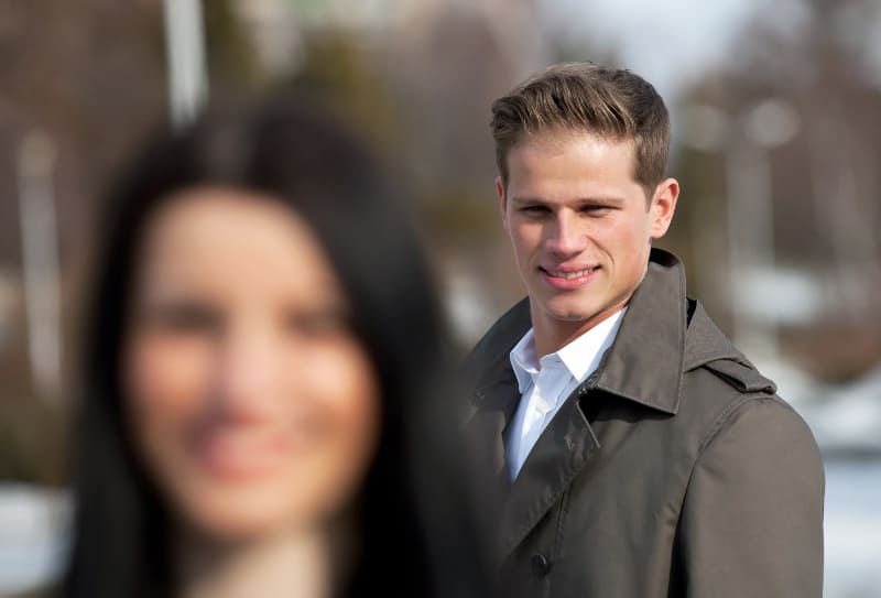Mann flirtet