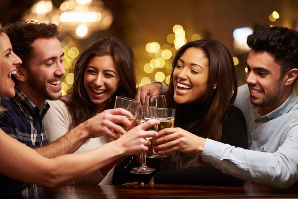 Eine Gruppe von Freunden stößt im Club an