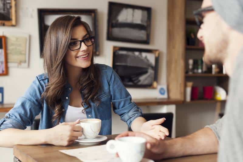 Hipster-Paar spricht im Café