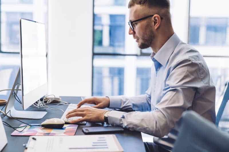 Mann arbeitet im Büro