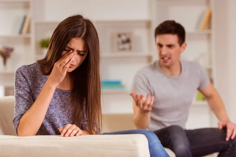 Mann streiten mit weinender Frau