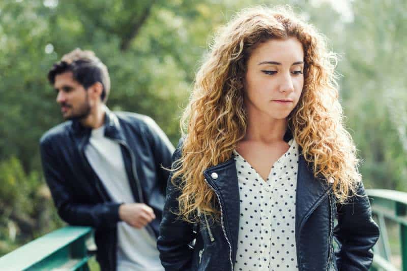 Porträt des jungen Paares, das einen Konflikt im Park hat