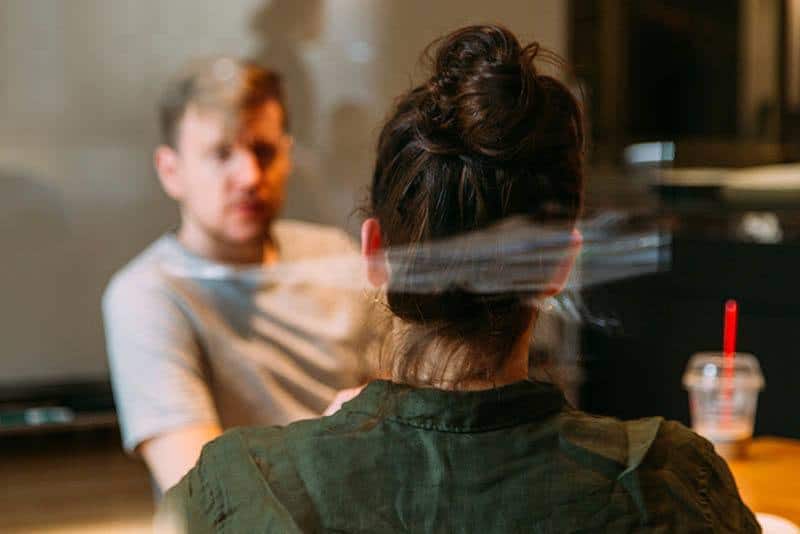 flaches Fokusfoto von Mann und Frau, die im Café sprechen