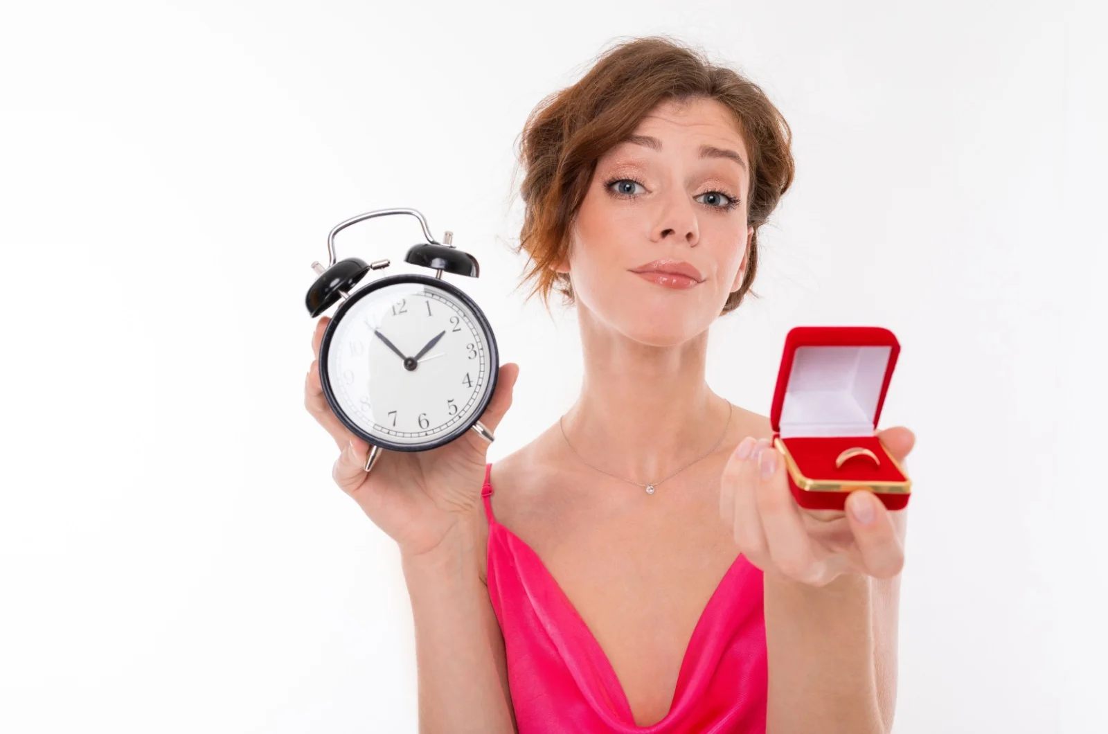 Frau mit Ring und Uhr