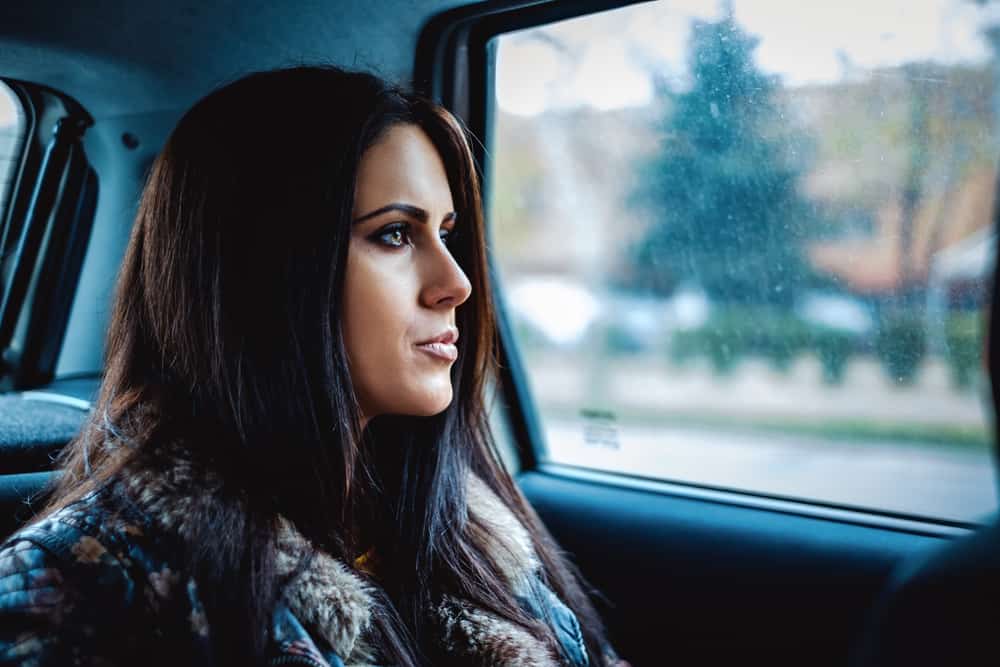Ein trauriges Mädchen sitzt im Auto