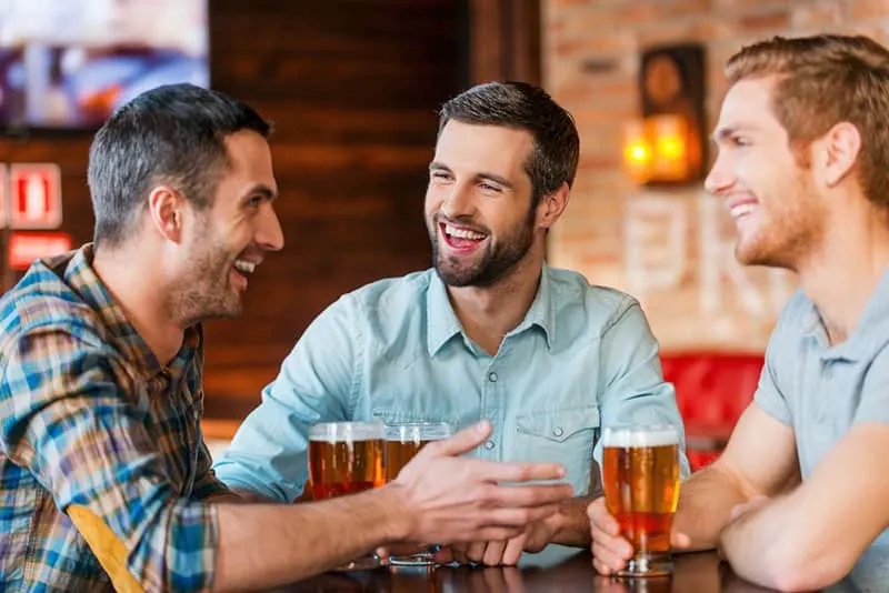 Freunde trinken Bier und reden