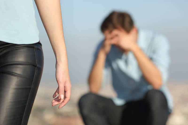 Freundin verlässt einen traurigen Freund