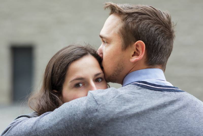 Mann küsste ihre besorgte Freundin draußen