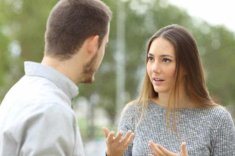 Mann und Frau führen ernsthafte Gespräche