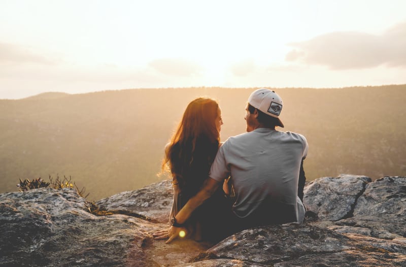 Mann und Frau sitzen tagsüber auf Felsen(2)