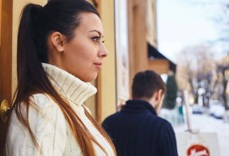 Mädchen, das Freund ansieht, während es sie verlässt