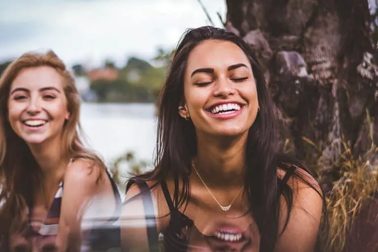 Mädchen lachen in der Natur