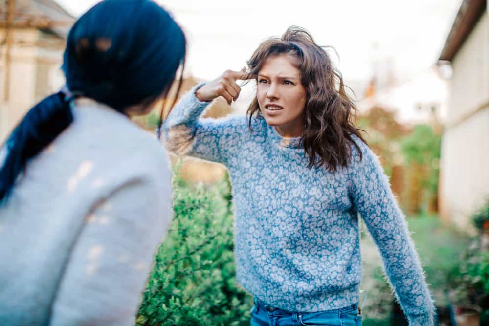 Zwei wütende Frauen streiten sich draußen