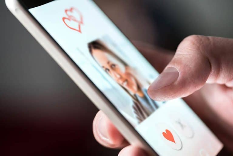 die Person, die das Handy hält und anzeigt, dass sie das Bild mag