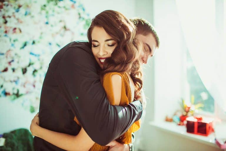 ein junges glückliches Paar umarmt sich