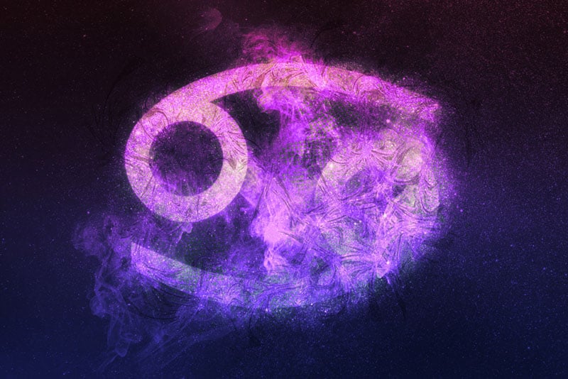 Zwillinge Zwillinge sind dafür bekannt, dass ihre Küsse immer kurz und süß sind. Zuerst werden sie dich zart küssen und bevor du es merkst, werden sie es mit einem Zungenkuss an die Spitze treiben. So lassen sie dich immer nach mehr verlangen. Ihr Markenzeichen-Stil ist, deinen Kopf mit ihren Händen zu halten, während sie dich küssen und ihre Stirn gegen deine zu pressen. So können sie leicht Augenkontakt herstellen, sobald der Kuss beendet ist. Das kann dich einfach nicht unbeeindruckt lassen.