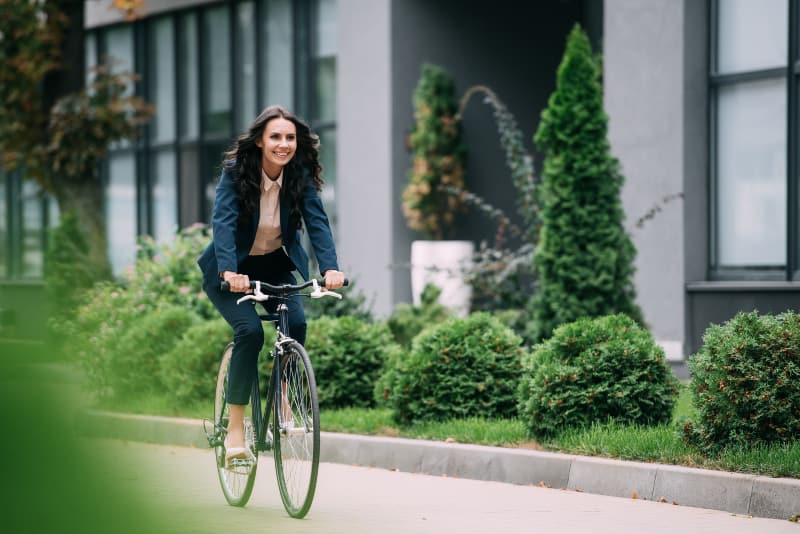 Das Mädchen fährt Fahrrad