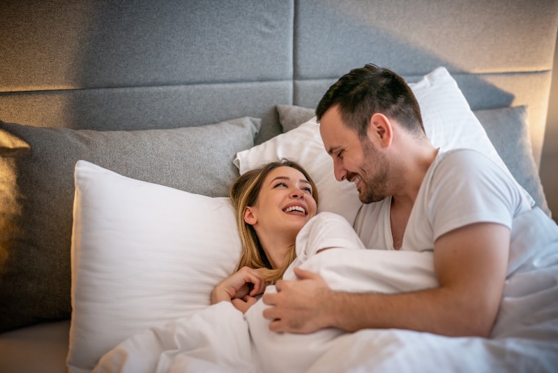 Das glückliche Paar liegt im Bett