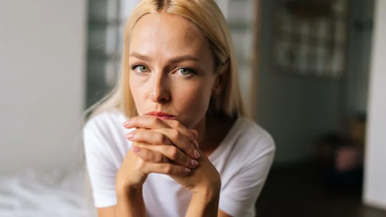 traurige Frau denkt