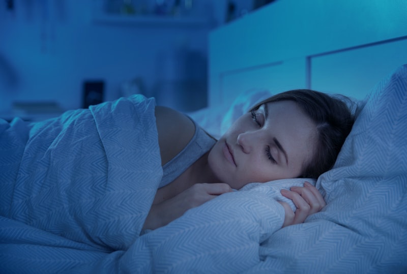 Die Frau schläft friedlich im Bett