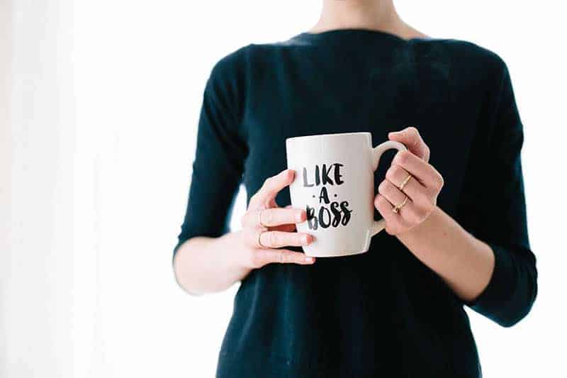 Eine Frau hält eine Tasse Tee in den Händen