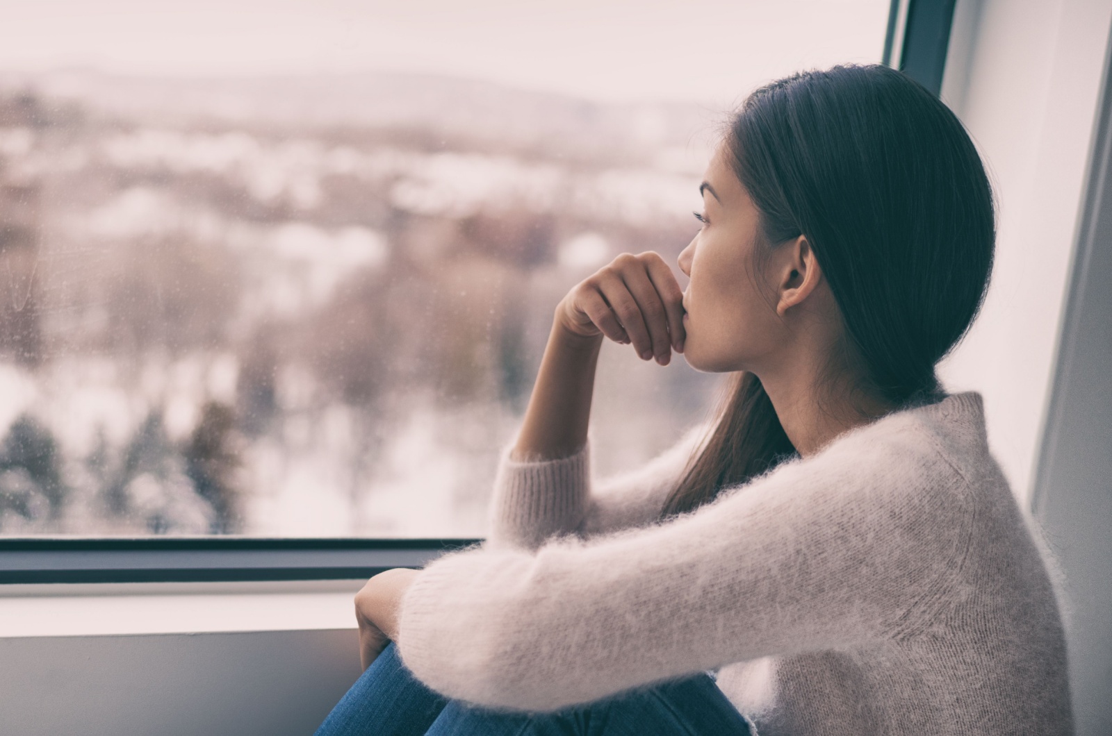 Frau beobachtete durch das Fenster