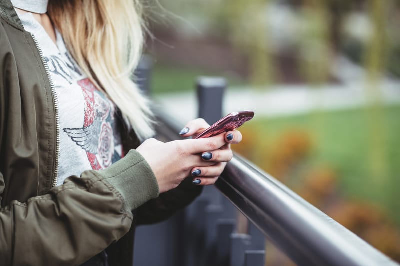Frau hält rotes Telefon