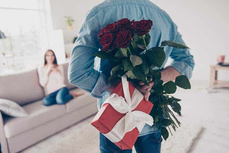 Mann überraschende Frau mit Rosen