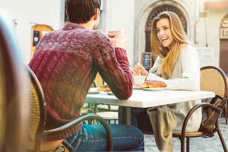 Paar sitzt im Cafe und redet