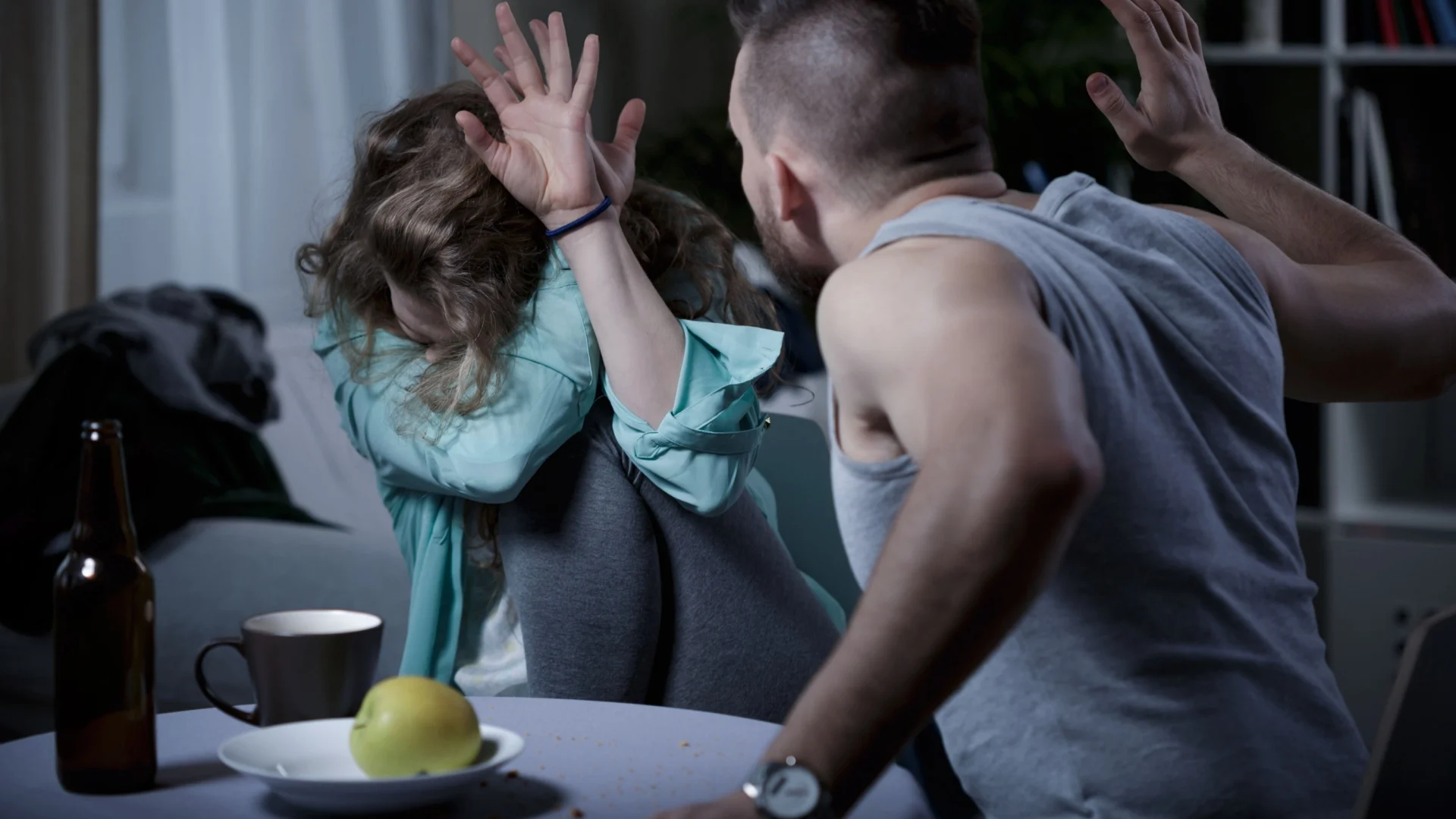 Mann schlaegt eine Frau