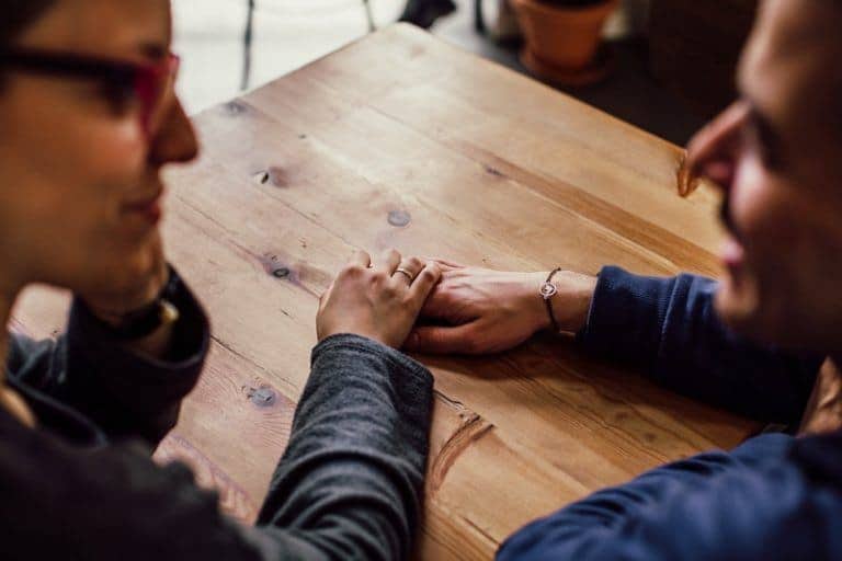 6 Arten, Wie Männer Ihre Gefühle Zeigen, Ohne Ein Wort Zu Sagen